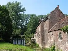 Le moulin à eau de Saint-Denis: moulin avec machinerie, petit bâtiment avec aile en retour