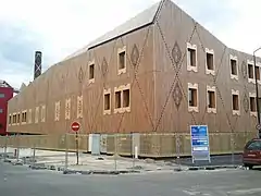 Le groupe scolaire intercommunal, livré à la rentrée 2011, avec sa vêture en bois.