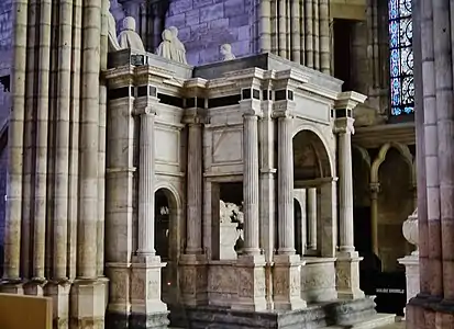Monument où le roi repose aux côtés de Claude de France à la basilique de Saint-Denis.