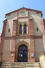 La façade de l'église.