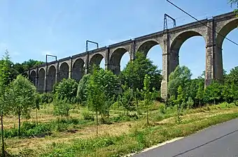 Vue du viaduc depuis la commune de Saint-Épain en 2014.