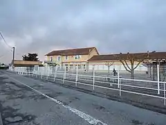 Extension de l'école publique de Saint-Étienne-de-Tulmont à partir du logement de fonction du chef de gare et des locaux de la gare proprement dite.