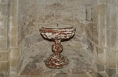 Les fonts baptismaux à godrons en marbre rouge XVIIIe siècle