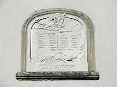 Monument aux morts sur la façade la mairie.