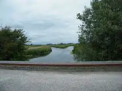 Les eaux des canaux (à gauche) rejoignent le cours du fleuve, pont du Pendu, amont, Saint-Firmin-lès-Crotoy.