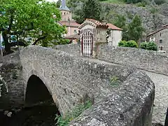 Le vieux pont de la Pède sur la Couze Pavin.