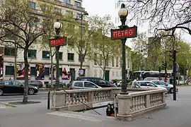 Sortie du métro Saint-François-Xavier.