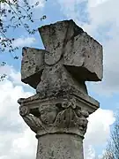 Détail d'une croix dans le bourg.