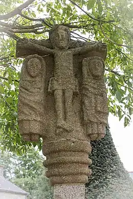 Croix du cimetière : partie sommitale (autre face).