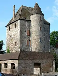 L'ancien donjon et le lavoir de Saint-Gengoux-le-National.