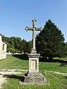 Croix à côté de l'église Saint-Georges.