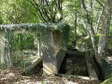 Lavoir sur le ruisseau de Saint-Georges, au bourg de Saint-Georges.