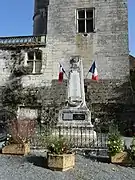 Le monument aux morts devant le château.