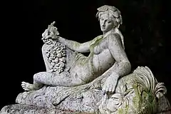 Sculpture de la déesse Sequana dans le nymphée construit sur la source principale de la Seine.