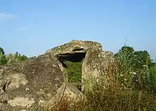 Photographie en couleurs d'un dolmen.