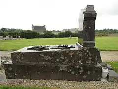 Tombe du cimetière, criblée d'impacts en 1944.