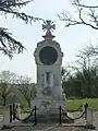 Le monument aux morts près de l'église (avr. 2010)