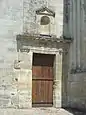 Porte Renaissance à gauche de la façade.