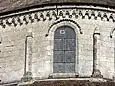 Rond-point de l'abside, fenêtre haute, contrefort-colonnes et corniche.