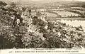 Le paysage de bocage de Saint-Gilles-Vieux-Marché à l'arrière-plan des gorges du Poulancre (carte postale, vers 1920).