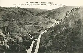 Vue générale en noir et blanc des gorges de Poulancre, du côté de Mûr-de-Bretagne vers 1917-1922