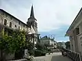 Place Alphonse- Sentein, l'église Saint-Girons est en arrière-plan à gauche et l'office du tourisme à droite.