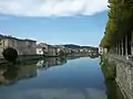 La rivière Salat traversant la ville avec à gauche le château des vicomtes du Couserans.