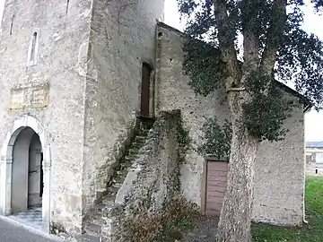 Escalier extérieur de l'église.