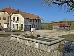 Fontaine-abreuvoir et mairie.