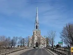 Pont sur la rivière Etchemin dans le village de Saint-Henri.