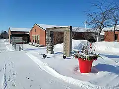 Arche d'accueil devant la mairie de Saint-Hilaire