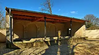 Le lavoir-abreuvoir de Saint-Hilaire-le-Bas.