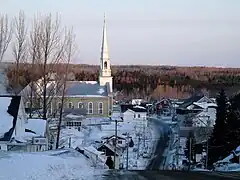 La rue Principale dans le village de Saint-Hubert-de-Rivière-du-Loup.