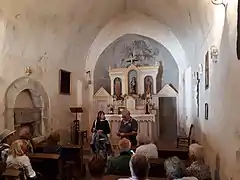 Présentation de l'intérieur de la chapelle, lors d'une visite guidée.