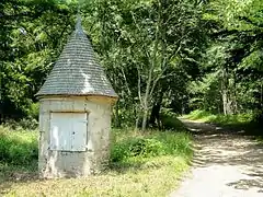 Échauguette dans la forêt.