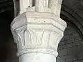 Chapiteau de l'un des deux piliers isolés.