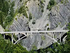 Un pont en arc, l'arc est funiculaire des charges qui lui sont appliquées.