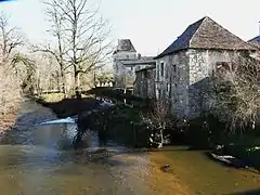 L'ancien prieuré le long de la Côle.