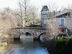 Le pont médiéval et l'ancien prieuré.