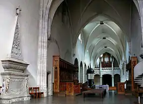 La nef centrale vue du chœur avec le tombeau de Mgr Pierre de Lambert