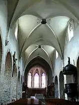 Les voûtes de la nef centrale avec la chaire à prêcher du XVIIIe siècle