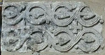 Réemploi d'éléments carolingiens dans un pilier de la nef