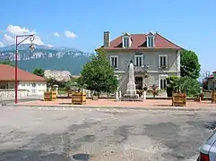 Place et mairie du village avant les travaux de 2013