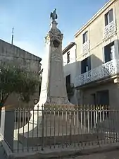 Le monument aux morts (place de la Liberté).