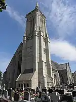 La tour (clocher) et les deux ossuaires d'attache.