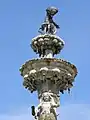 Saint-Jean-du-Doigt : fontaine monumentale (1691), partie sommitale.