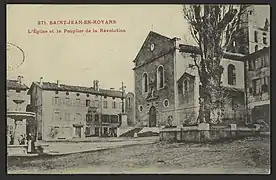 L'église et le peuplier de la Révolution.