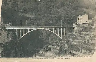 Pont du tramway à Saint-Jean-la-Rivière. Conçu par le bureau d'études d'Armand Considère et Henry Lossier, en 1908