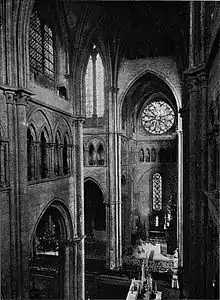 Photographie en noir et blanc montrant le transept de la cathédrale vu depuis le triforium sud.
