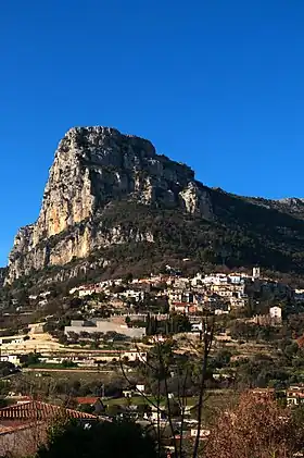 Le Baou de Saint-Jeannet, avec le village de Saint-Jeannet au premier plan.